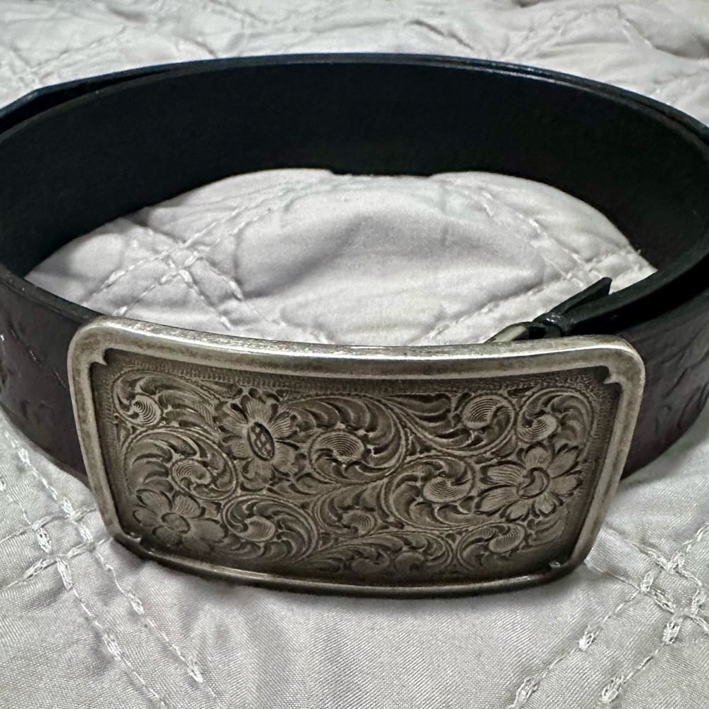 Women’s dark brown Leather Belt with Silver Buckle Fossil size small. 37’ inches